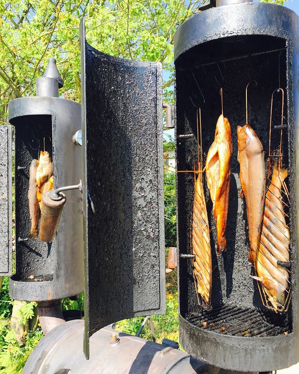 Wędzarnie z świeżo wędzonymi rybami na zewnątrz Restauracji Plankton