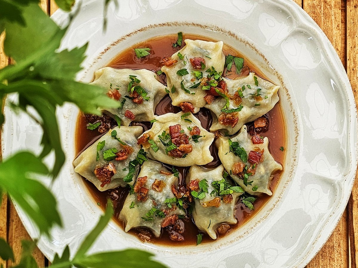 Pierogi w bulionie z chrupiącym boczkiem i natką pietruszki